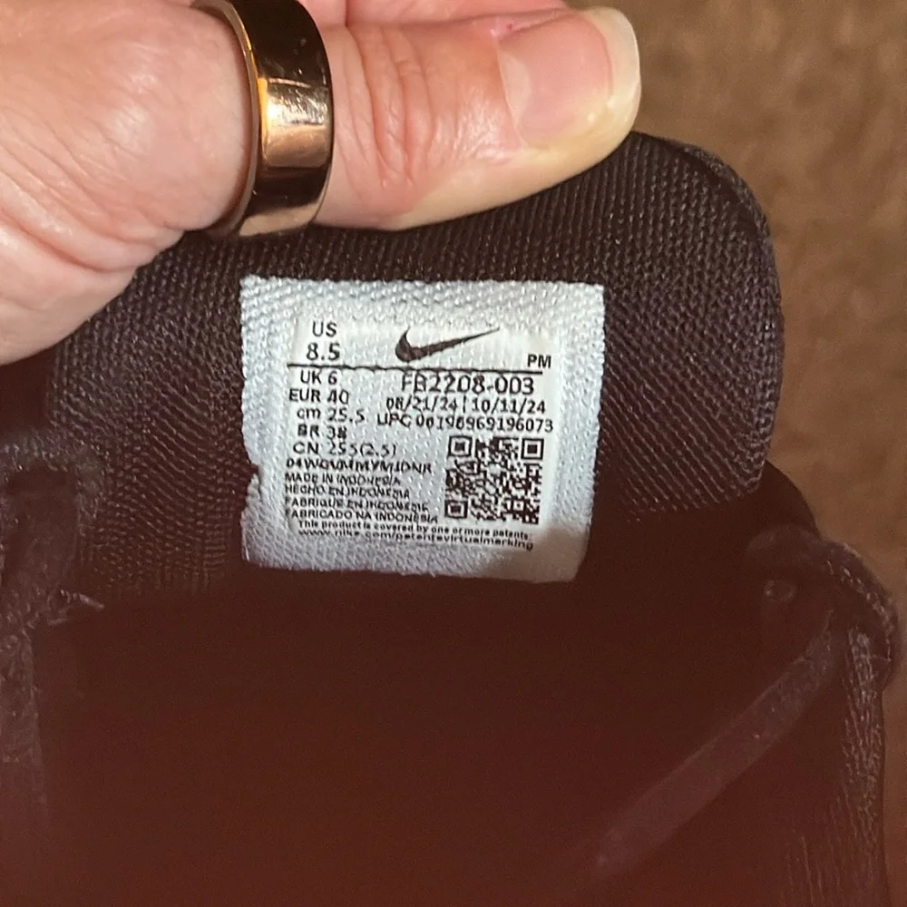 Nike Women’s Black and White Running Shoes Size 8.5 - Picture 2 of 5